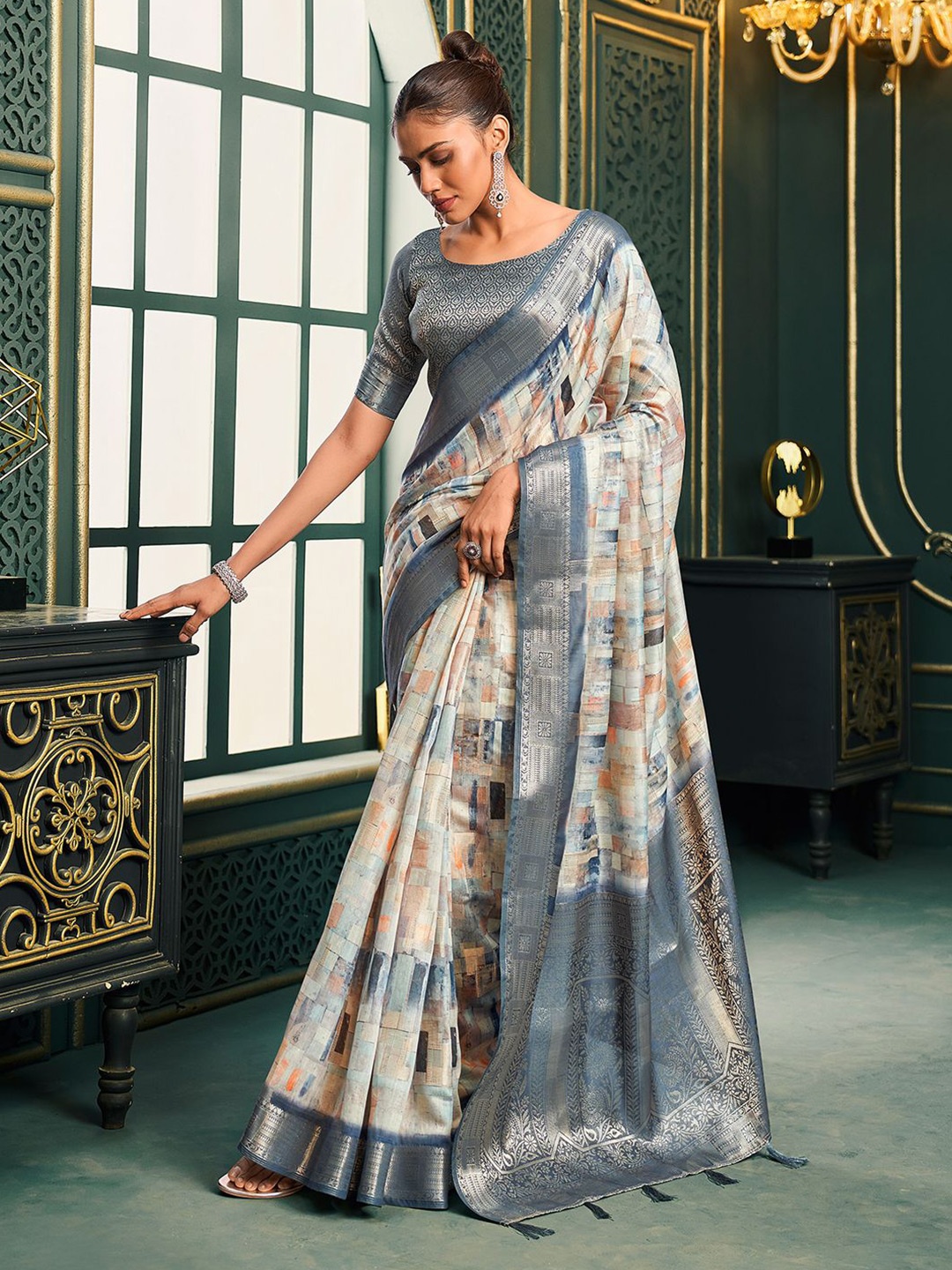

Mitera Zari Woven Abstract Tassel Saree, Off white