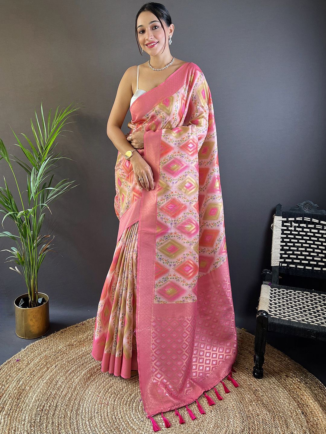 

VASTRANAND Woven Design Zari Bagh Saree, Pink