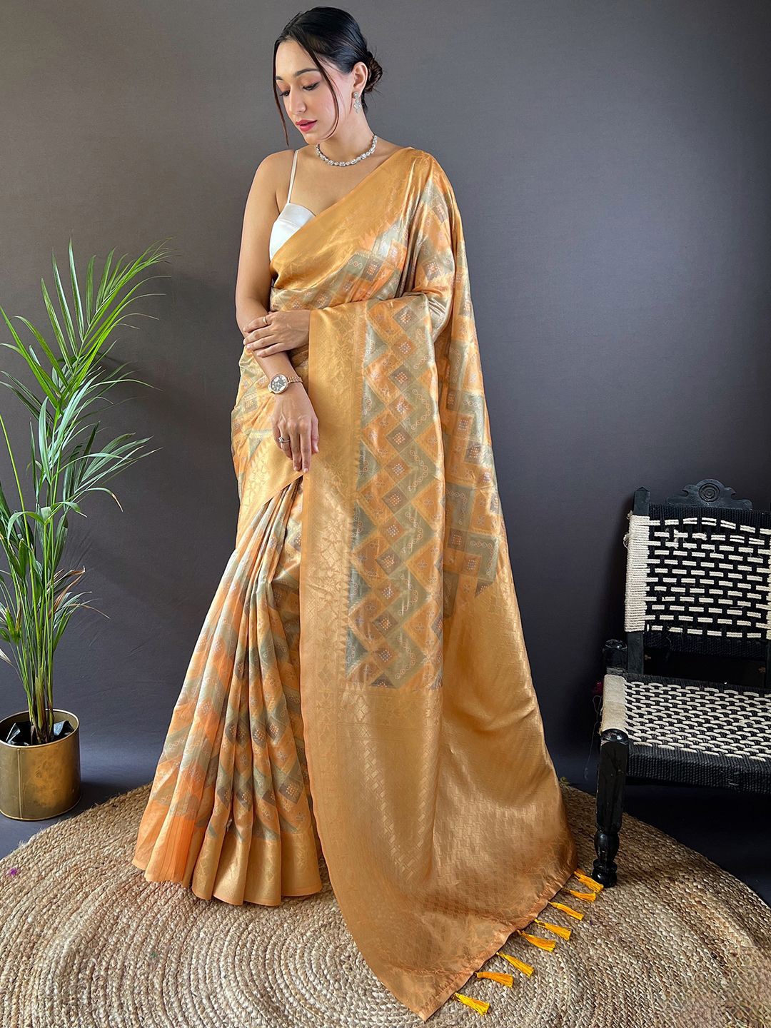 

VASTRANAND Woven Designed Zari Bagh Saree, Yellow