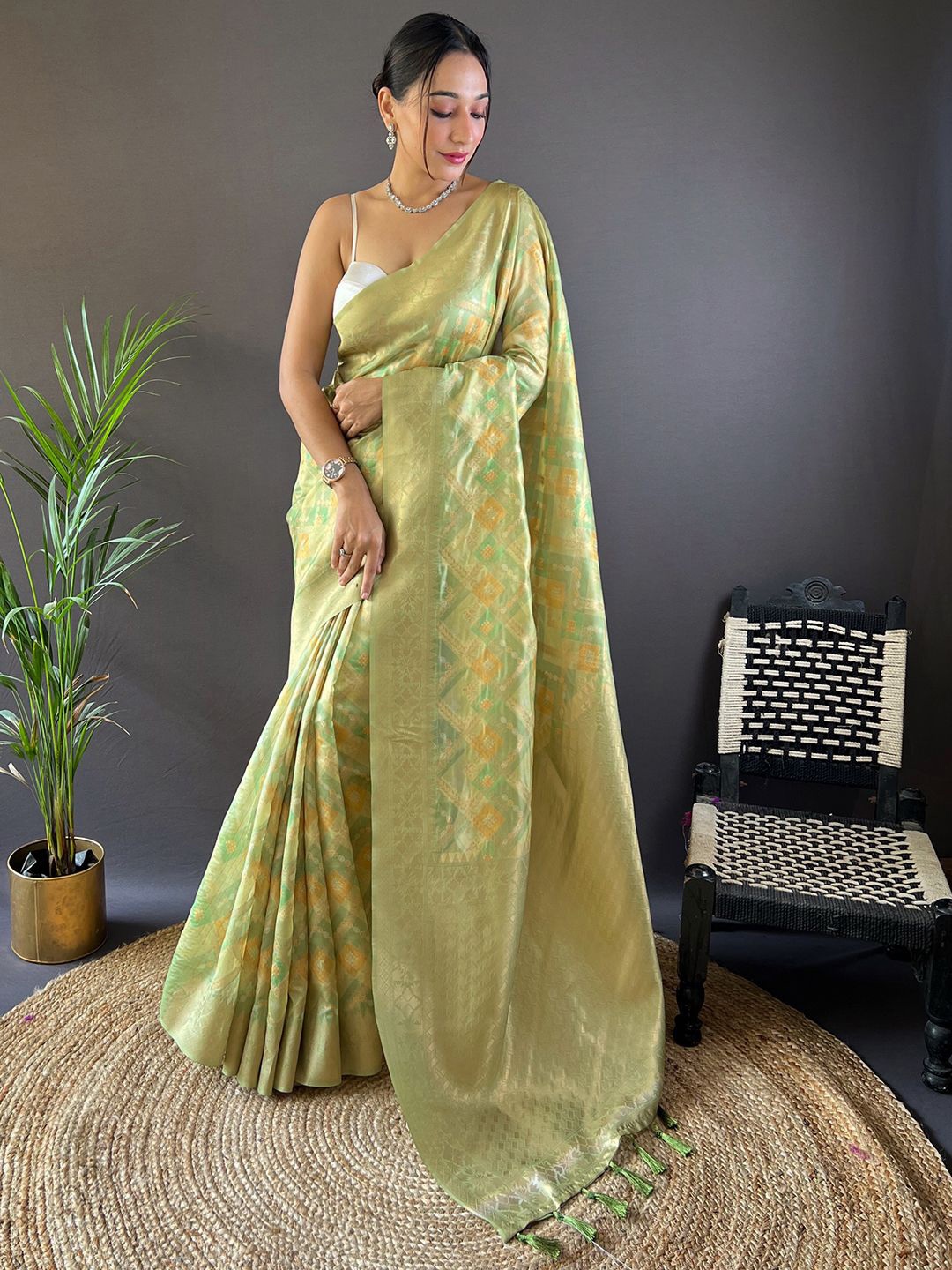 

VASTRANAND Woven Design Rich Pallu Zari Art Silk Bagh Saree, Green