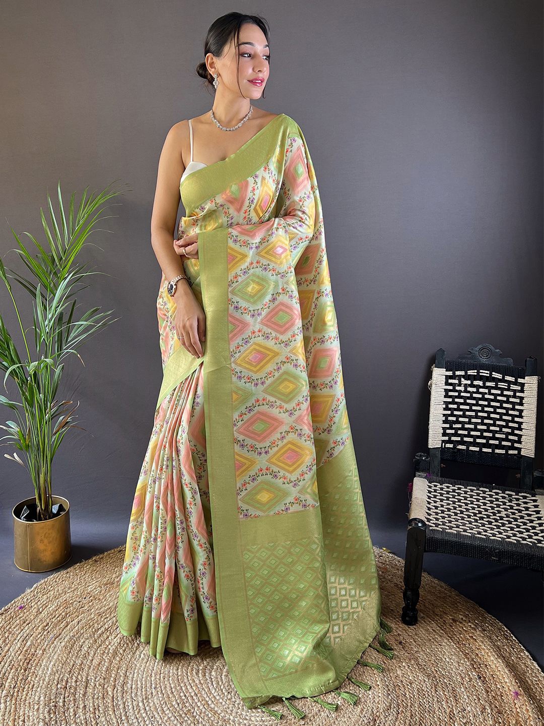 

VASTRANAND Geometric Zari Woven Bagh Saree, Green