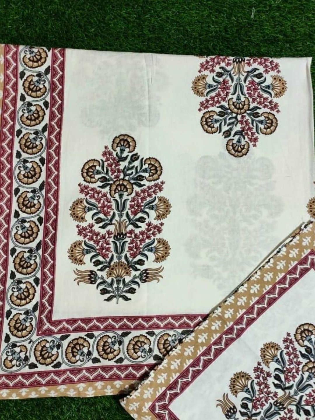 

Bedbathandbliss Off White & Pink Printed Cotton 300 TC King Bedsheet With 2 Pillow Covers