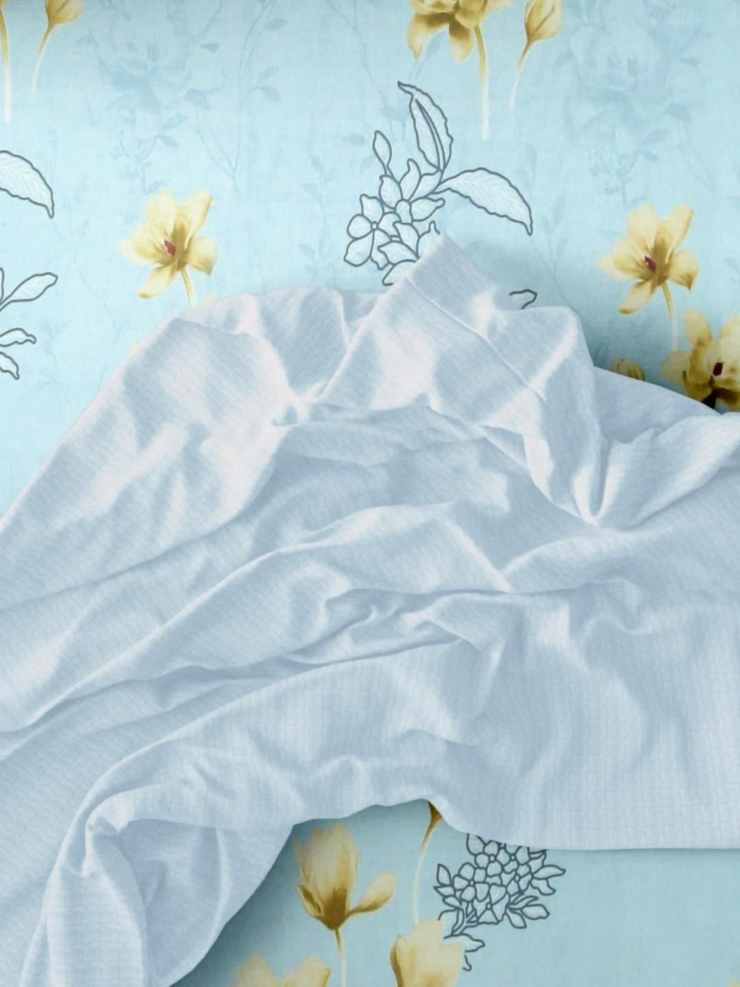 

Bedbathandbliss Blue & Yellow Printed Cotton 300 TC King Bedsheet With 2 Pillow Covers