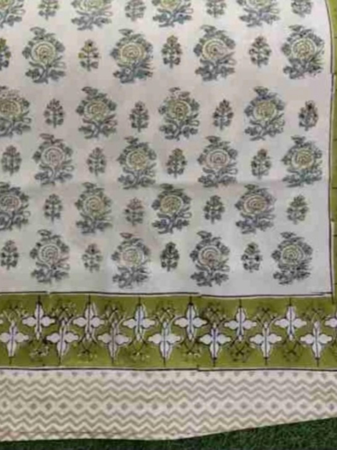 

Bedbathandbliss Green & White Printed 300 TC Cotton King Bedsheet With 2 Pillow Covers