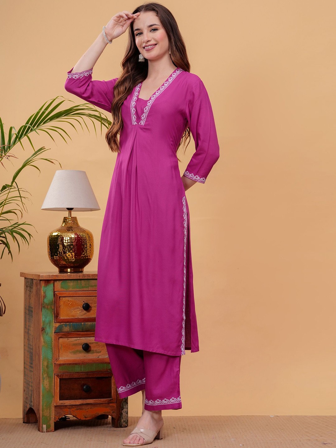 

NEW4U Floral Embroidered Regular Straight Kurta With Palazzos, Pink