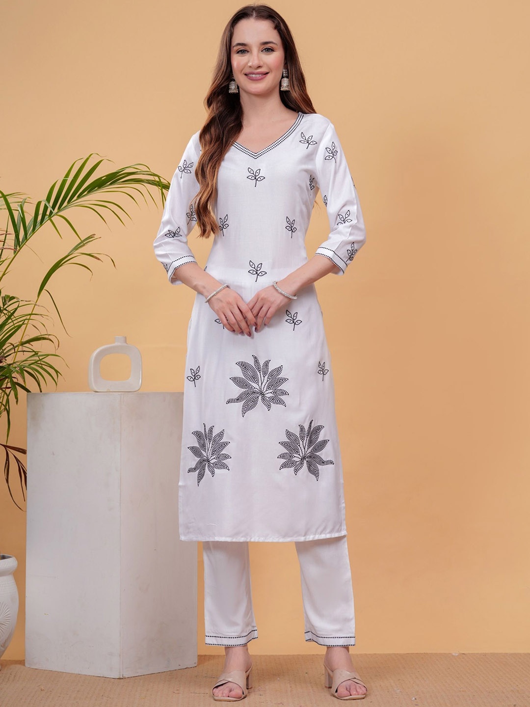 

NEW4U Floral Embroidered Regular Thread Work Straight Kurta With Palazzos, White