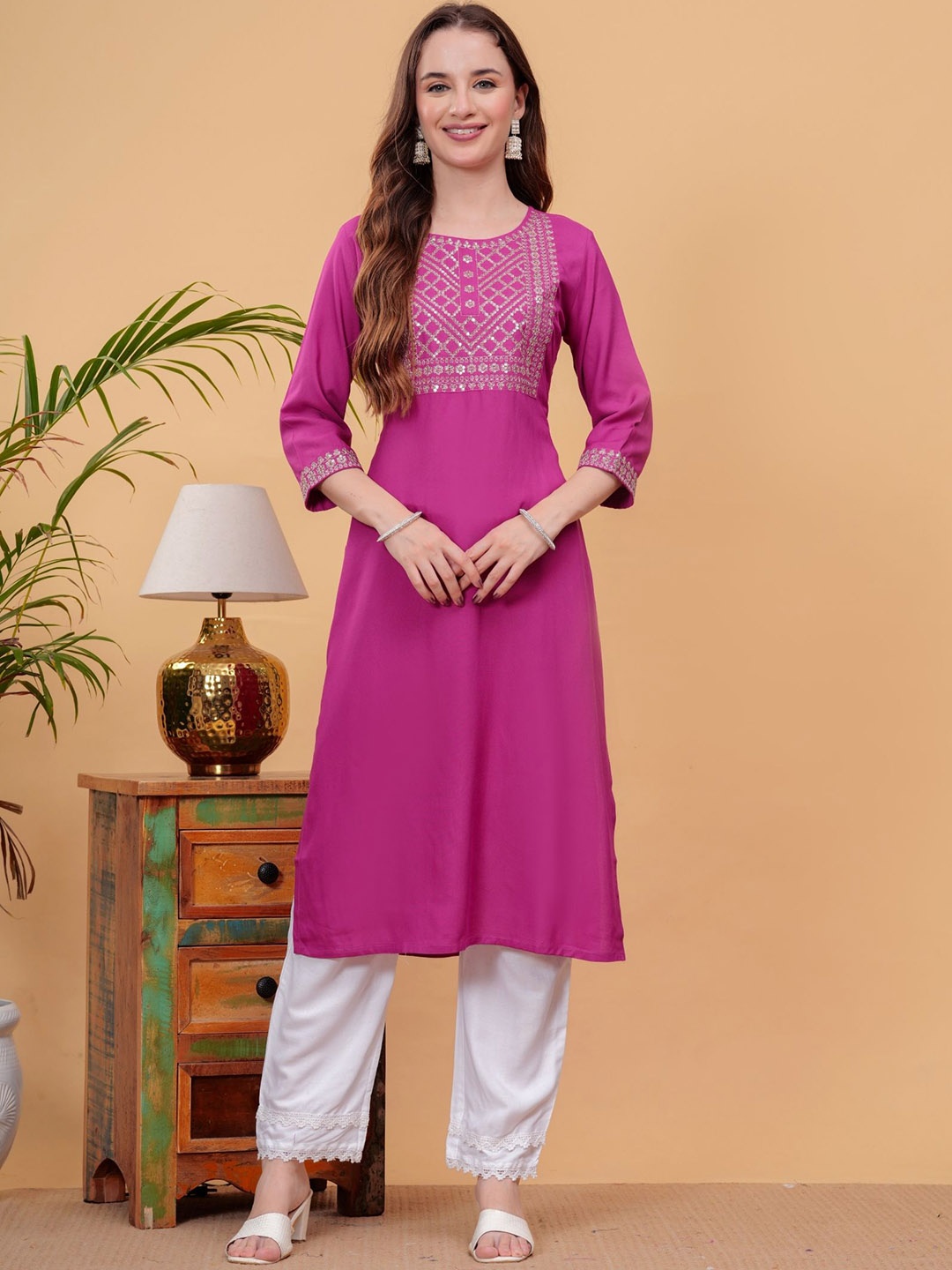 

NEW4U Ethnic Motifs Embroidered Sequinned Straight Kurta, Pink