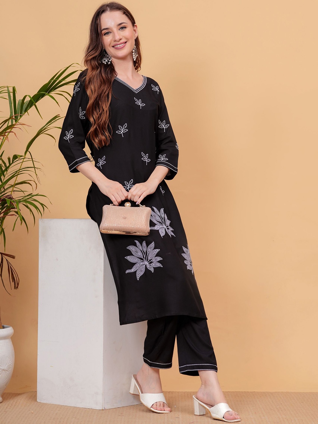 

NEW4U Floral Embroidered Regular Thread Work Straight Kurta With Palazzos, Black