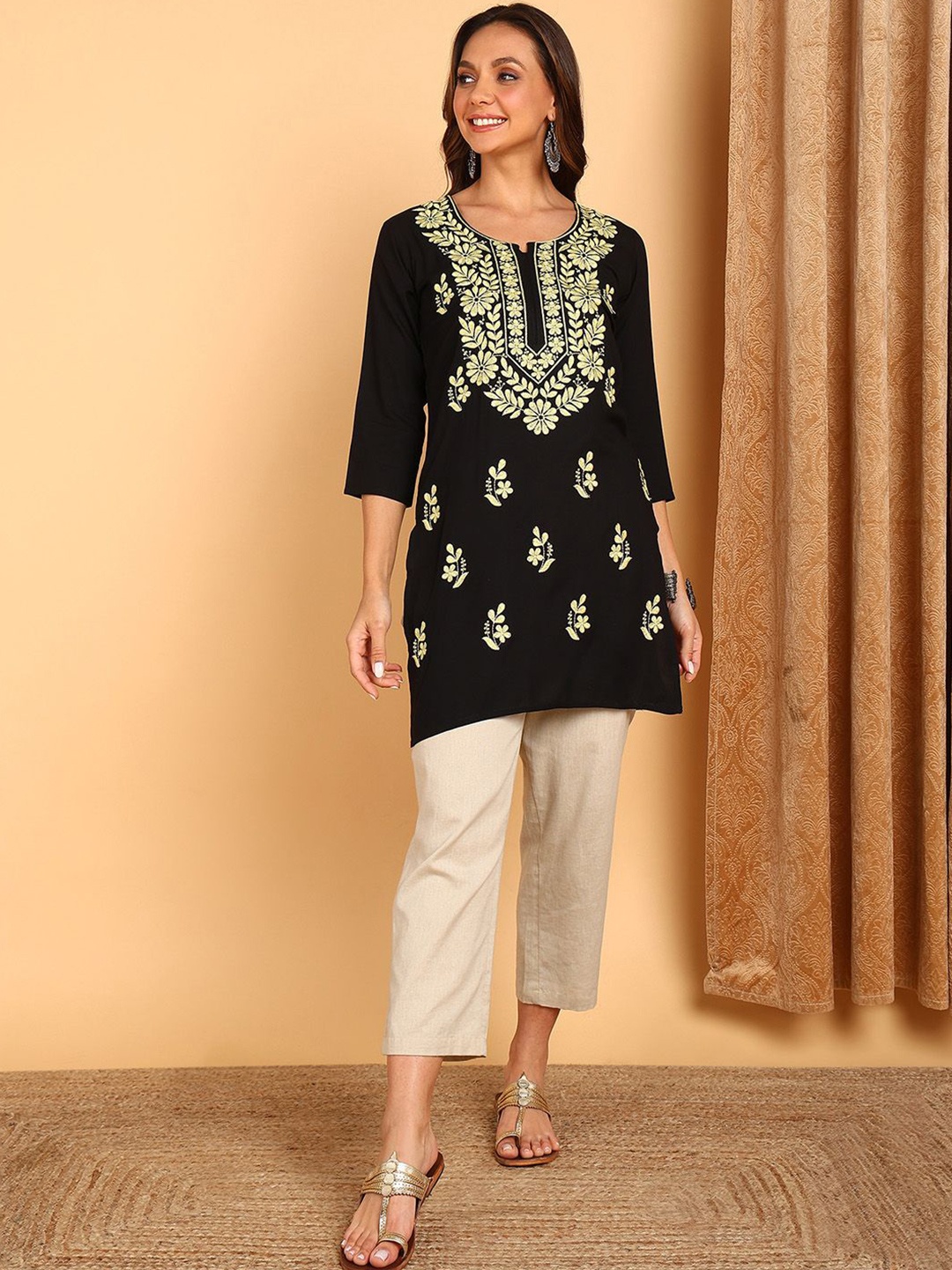 

TOP N THREAD Floral Embroidered Chikankari Chikankari Kurti, Black