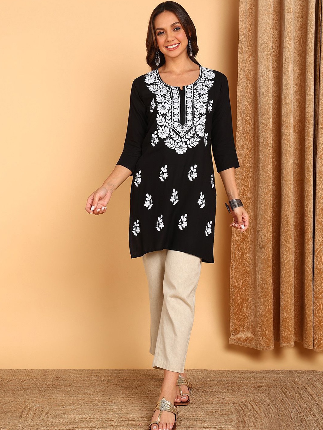 

TOP N THREAD Floral Embroidered Chikankari Chikankari Kurti, Black