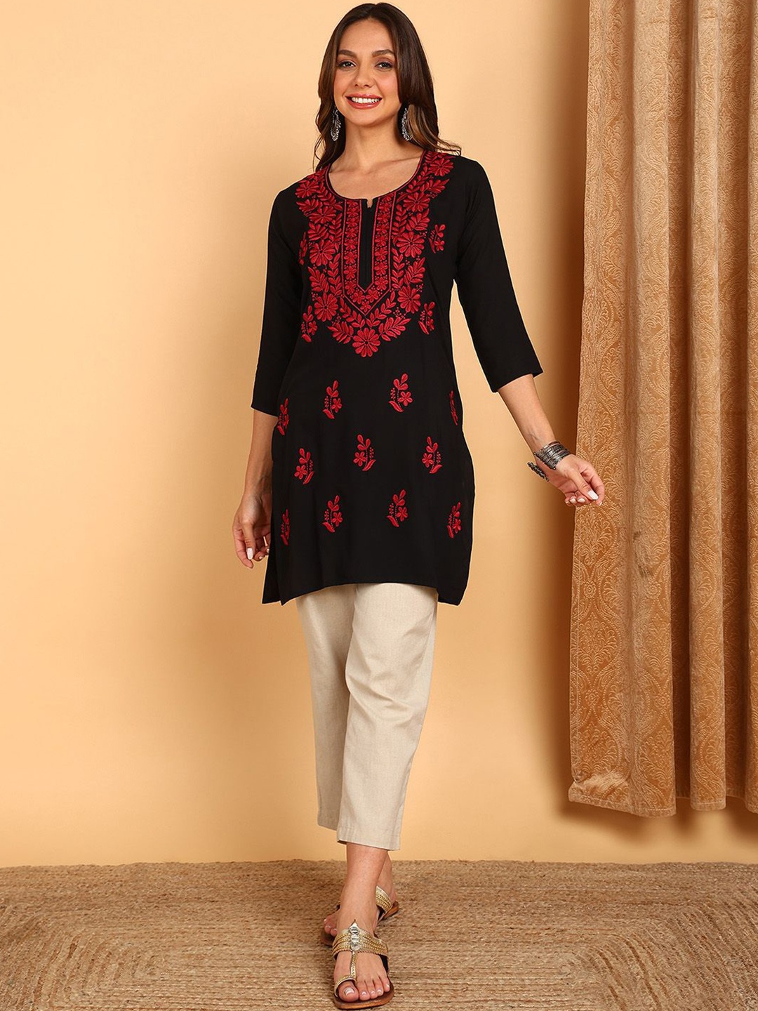 

TOP N THREAD Floral Embroidered Chikankari Chikankari Kurti, Black