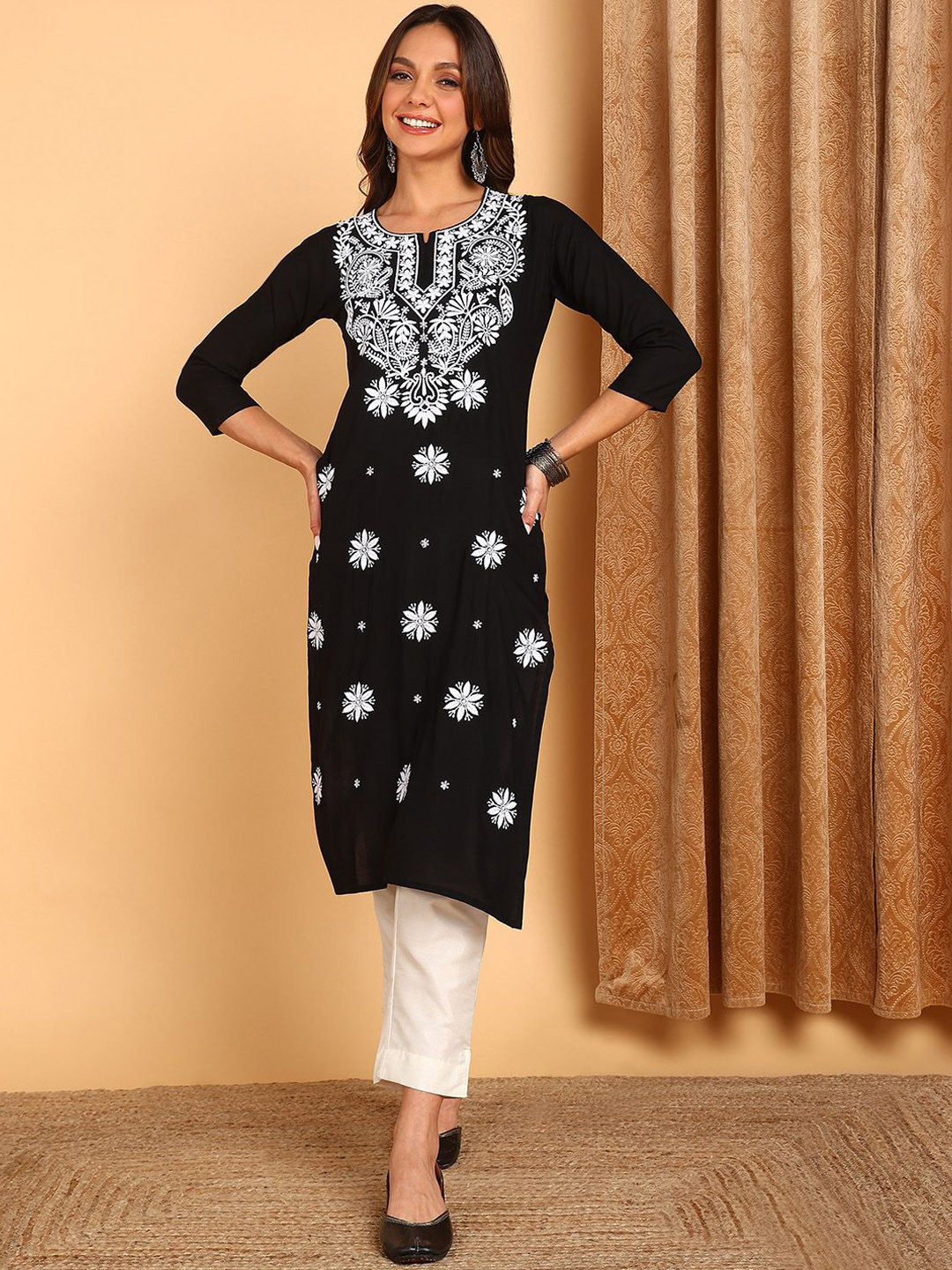 

TOP N THREAD Floral Embroidered Lucknow Chikankari Straight Kurta, Black