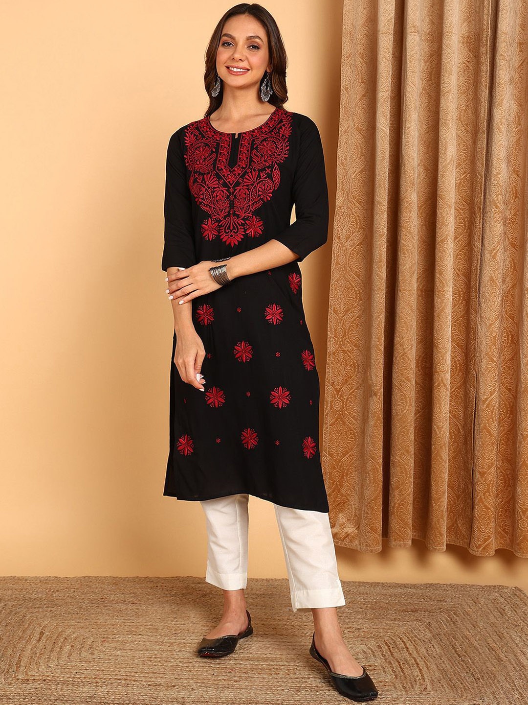 

TOP N THREAD Floral Embroidered Lucknow Chikankari Straight Kurta, Black