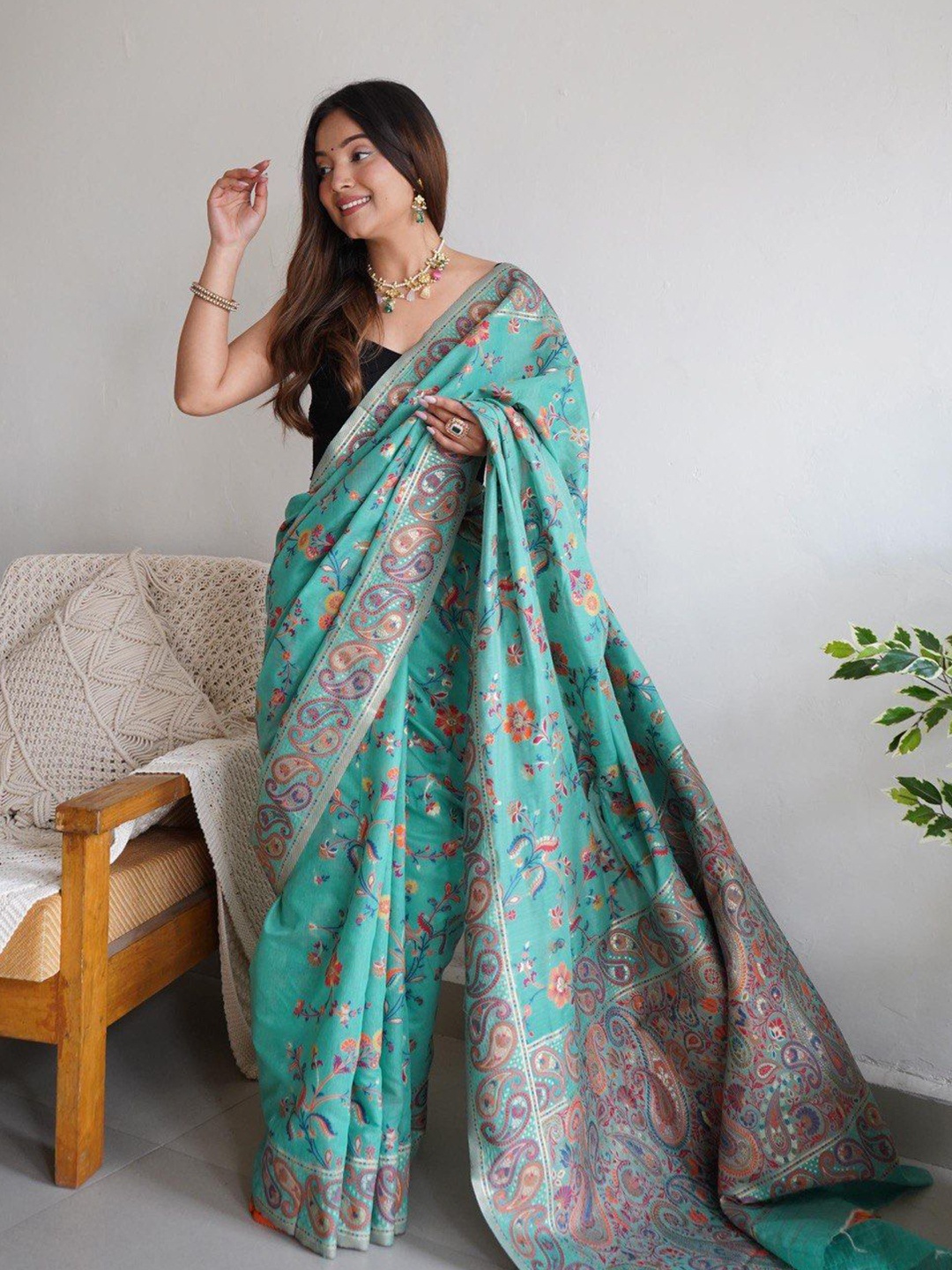 

CANIZZARO Woven Design Embllished Saree, Turquoise blue