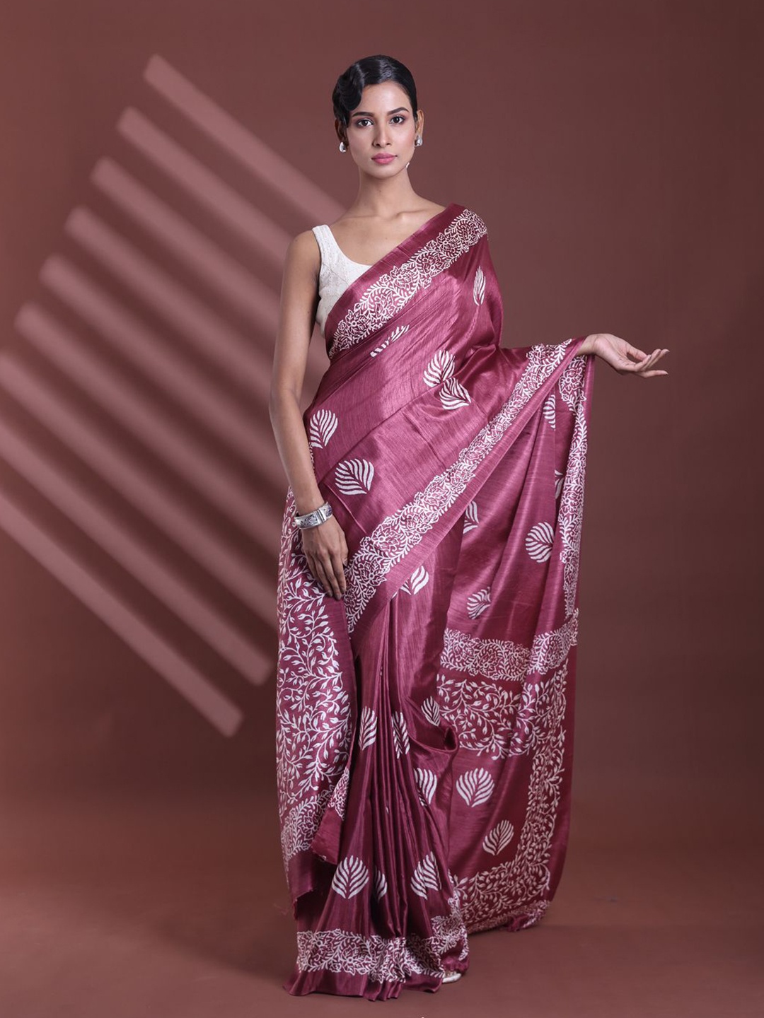 

Charukriti Ethnic Motifs Printed Saree, Peach