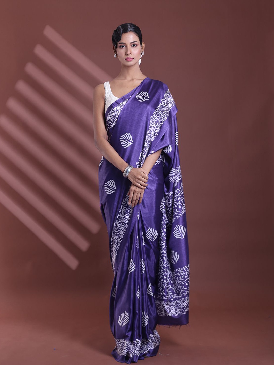 

Charukriti Ethnic Motifs Saree With Blouse Piece, Navy blue