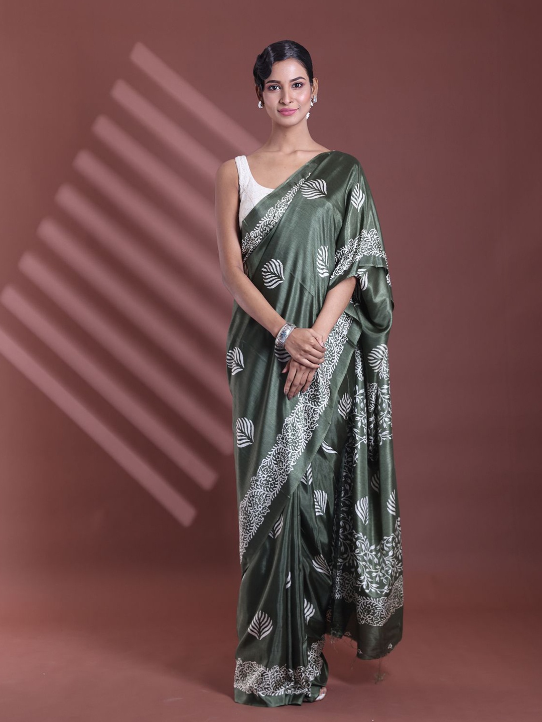 

Charukriti Ethnic Motifs Silk Blend Saree, Green