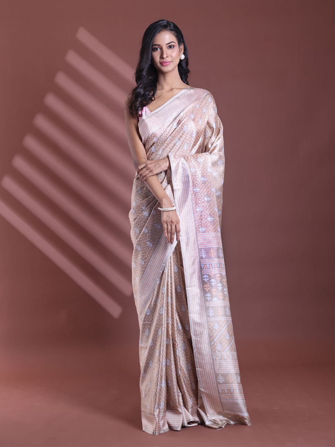 

Charukriti Ethnic Motifs Saree with Blouse, Beige