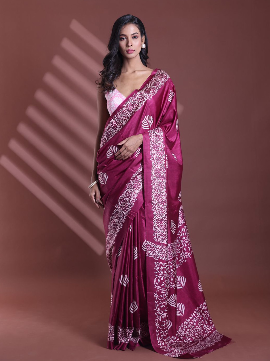 

Charukriti Ethnic Motifs Printed Saree, Burgundy