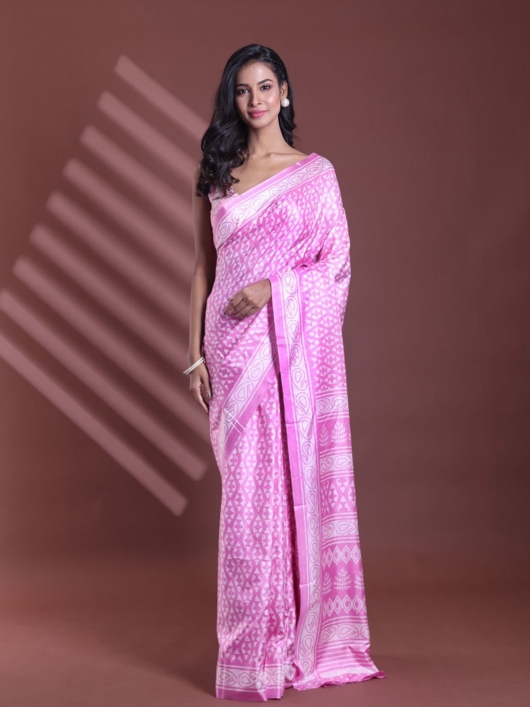 

Charukriti Ethnic Motifs Printed Saree, Pink