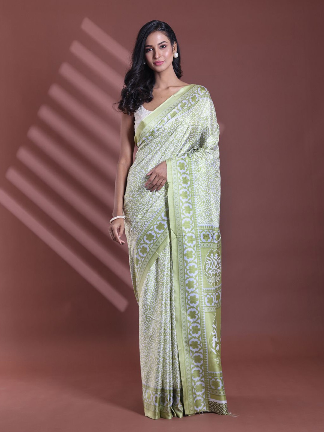 

Charukriti Ethnic Motif Saree with Blouse, Lime green