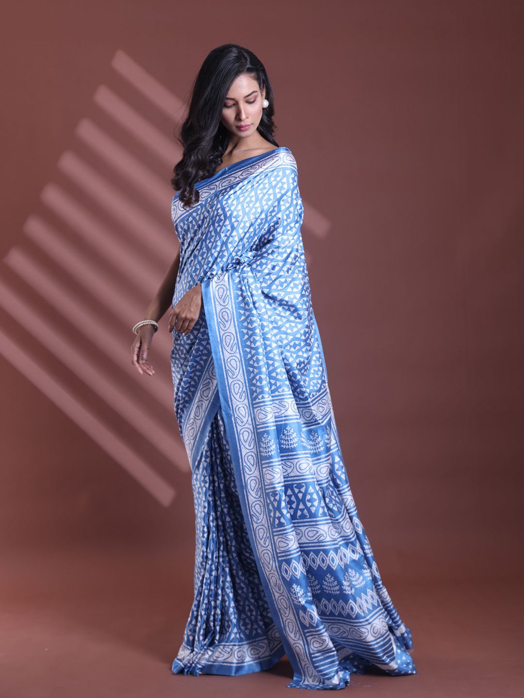 

Charukriti Ethnic Motifs Printed Saree, Blue