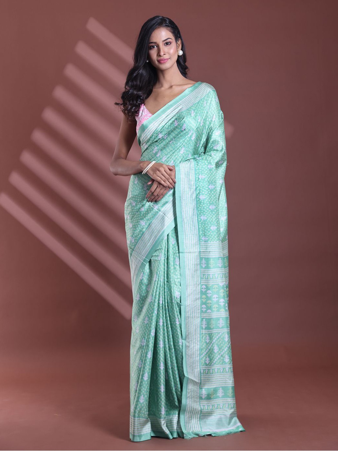 

Charukriti Silk Blend Ethnic Motifs Festive Saree, Green