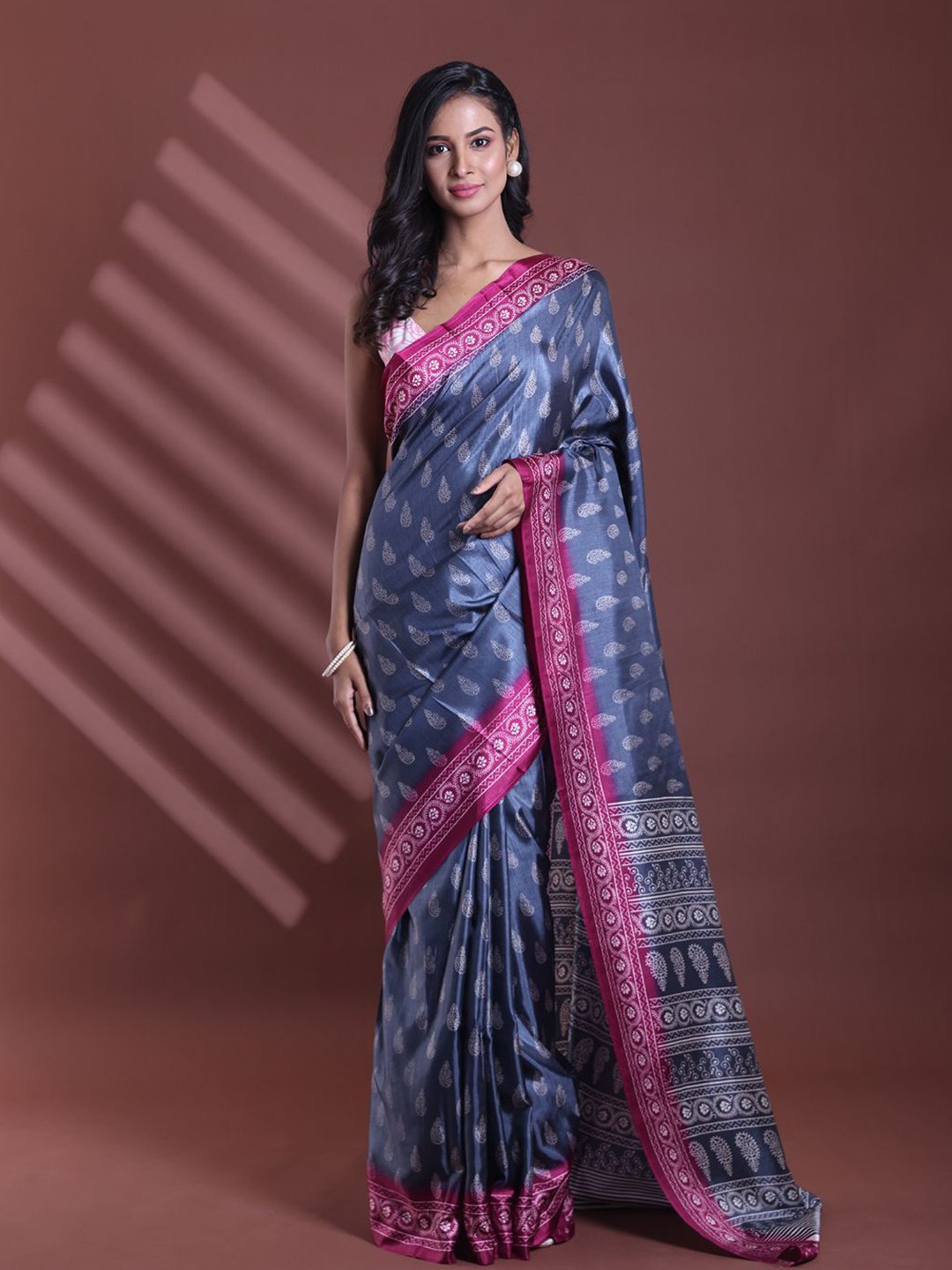 

Charukriti Paisley Printed Saree, Grey