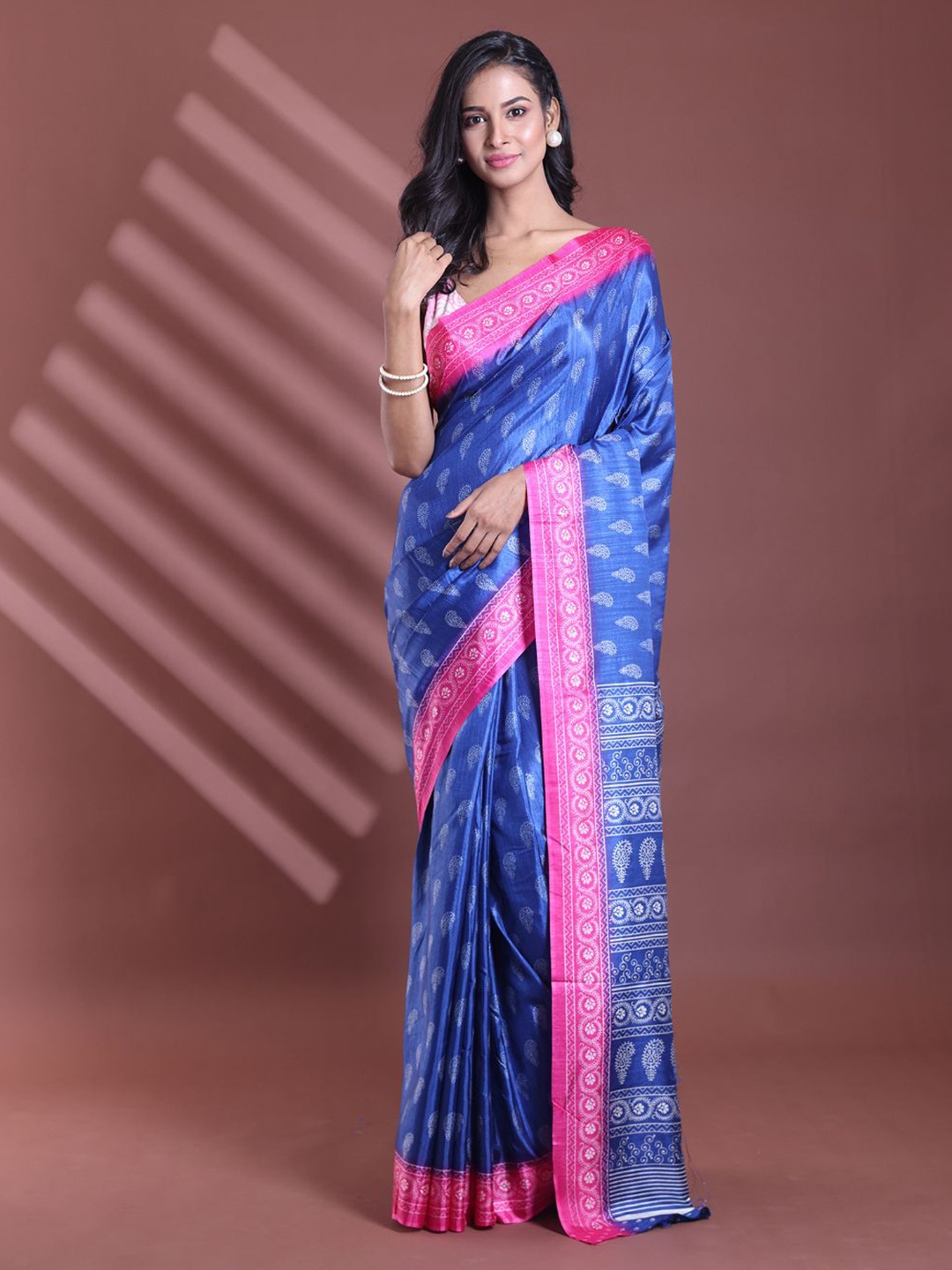 

Charukriti Ethnic Motifs Printed Saree, Blue