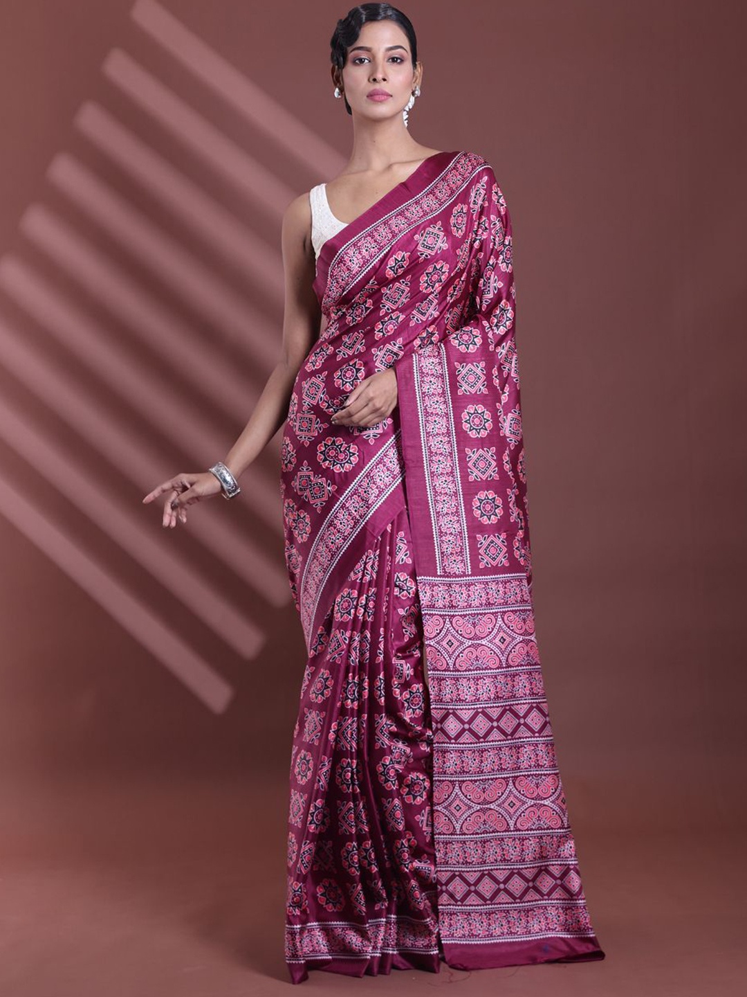 

Charukriti Ethnic Motifs Silk Blend Festive Saree, Burgundy