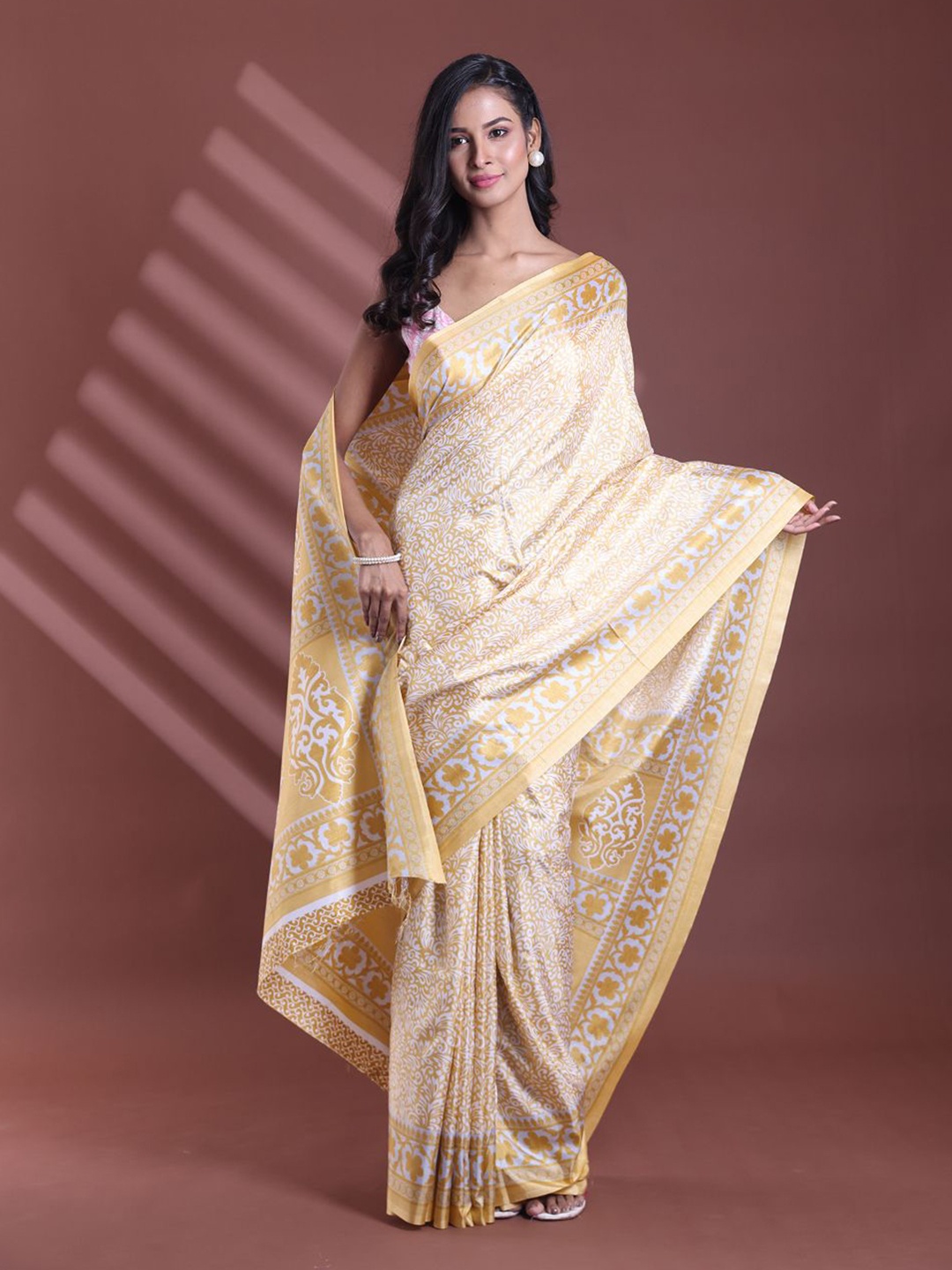 

Charukriti Ethnic Motif Saree with Blouse, Yellow