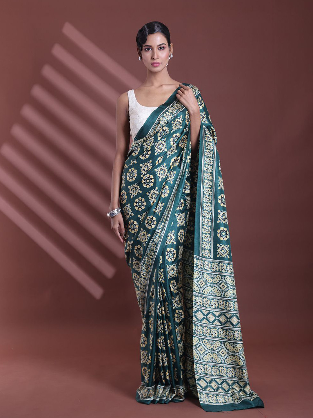 

Charukriti Ethnic Motifs Saree with Blouse, Green