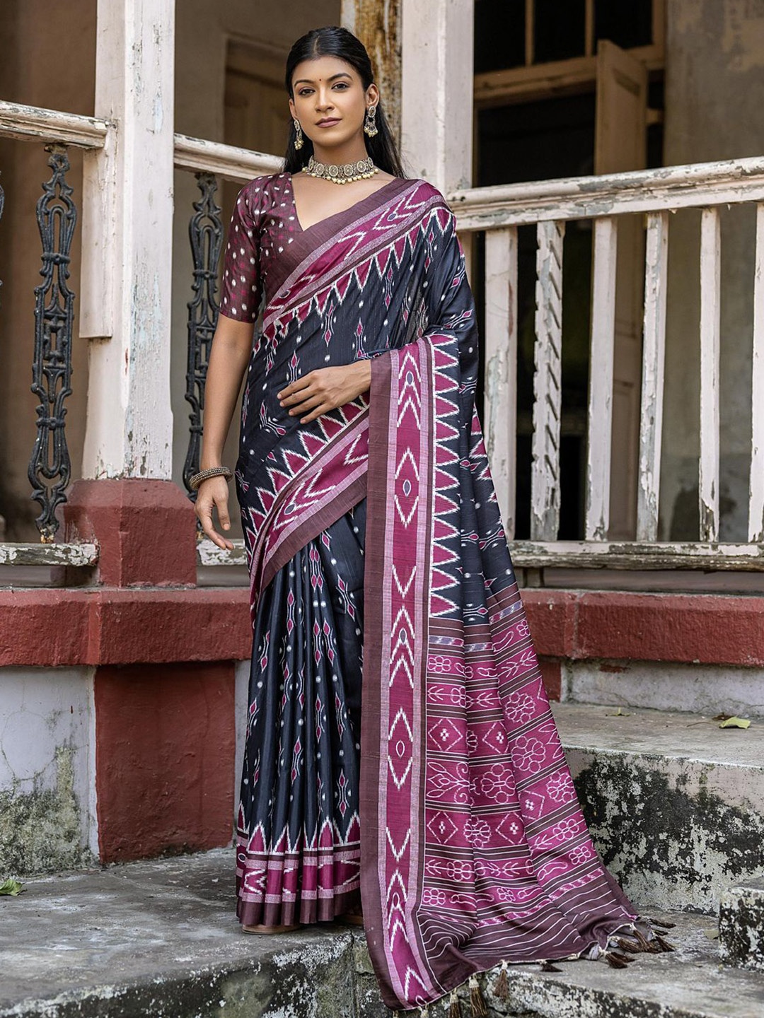 

Panzora Ethnic Motifs Printed Tussar Saree, Black