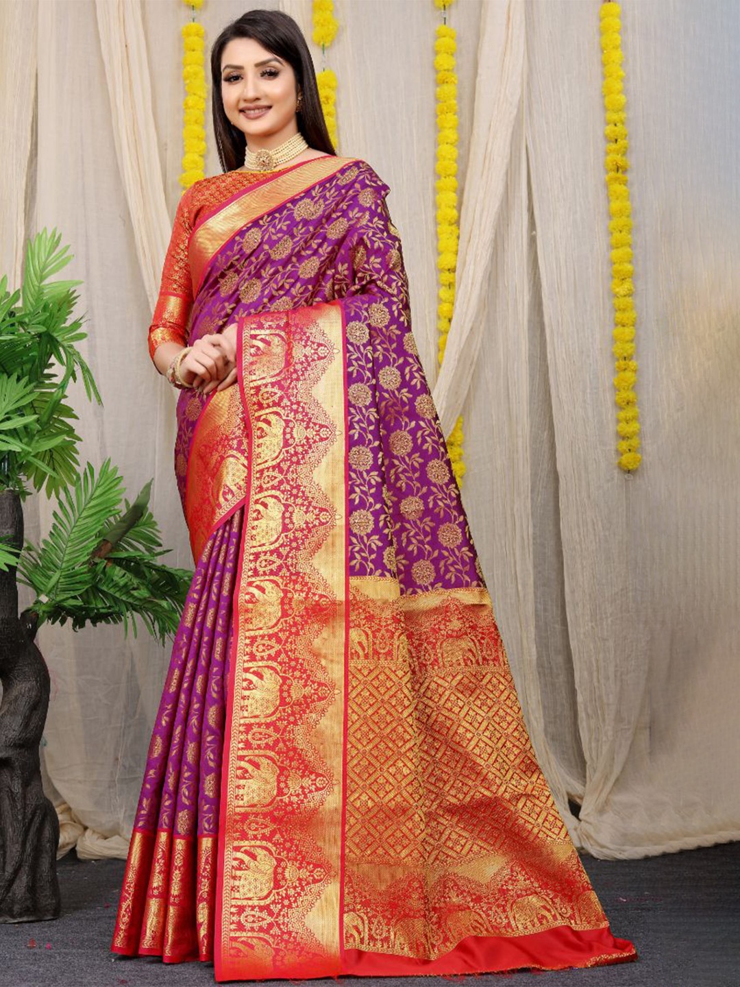 

Royal Rajgharana Saree Ethnic Motif Zari Woven Kanjeevaram Sarees, Magenta