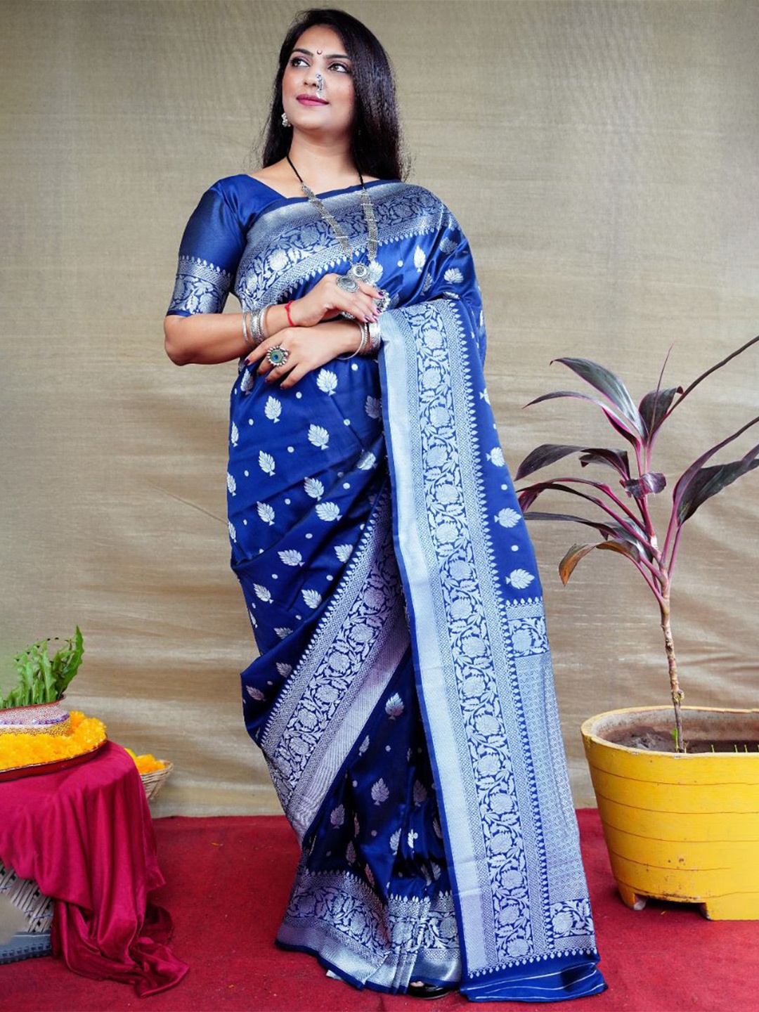 

Royal Rajgharana Saree Ethnic Motif Zari Woven Pure Silk Banarasi Sarees, Navy blue