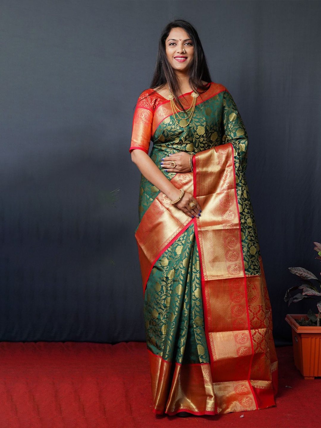 

Royal Rajgharana Saree Woven Design Zari Kanjeevaram Sarees, Green