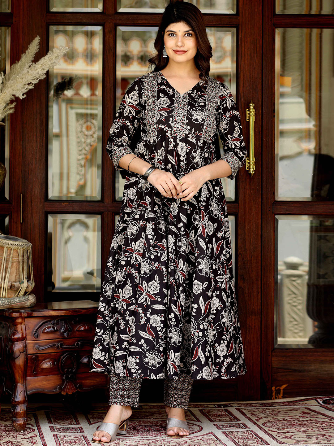 

MIRAVAN Floral Printed Regular Thread Work Pure Cotton Anarkali Kurta With Palazzos, Black