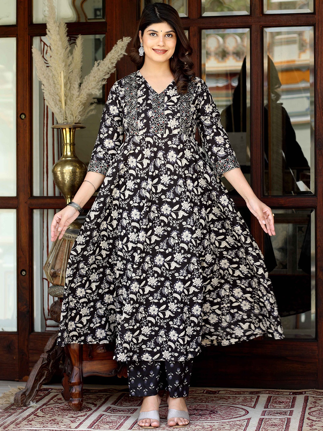 

MIRAVAN Floral Printed Pure Cotton Thread Work V-Neck Anarkali Kurta With Palazzos, Black