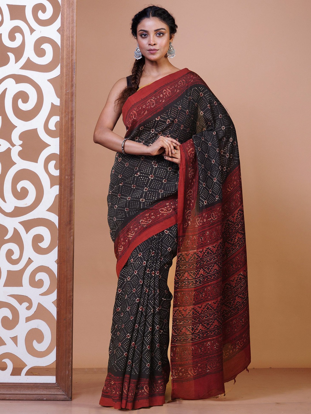 

Unnati Silks Ethnic Motifs Printed Handloom Chanderi Saree, Black