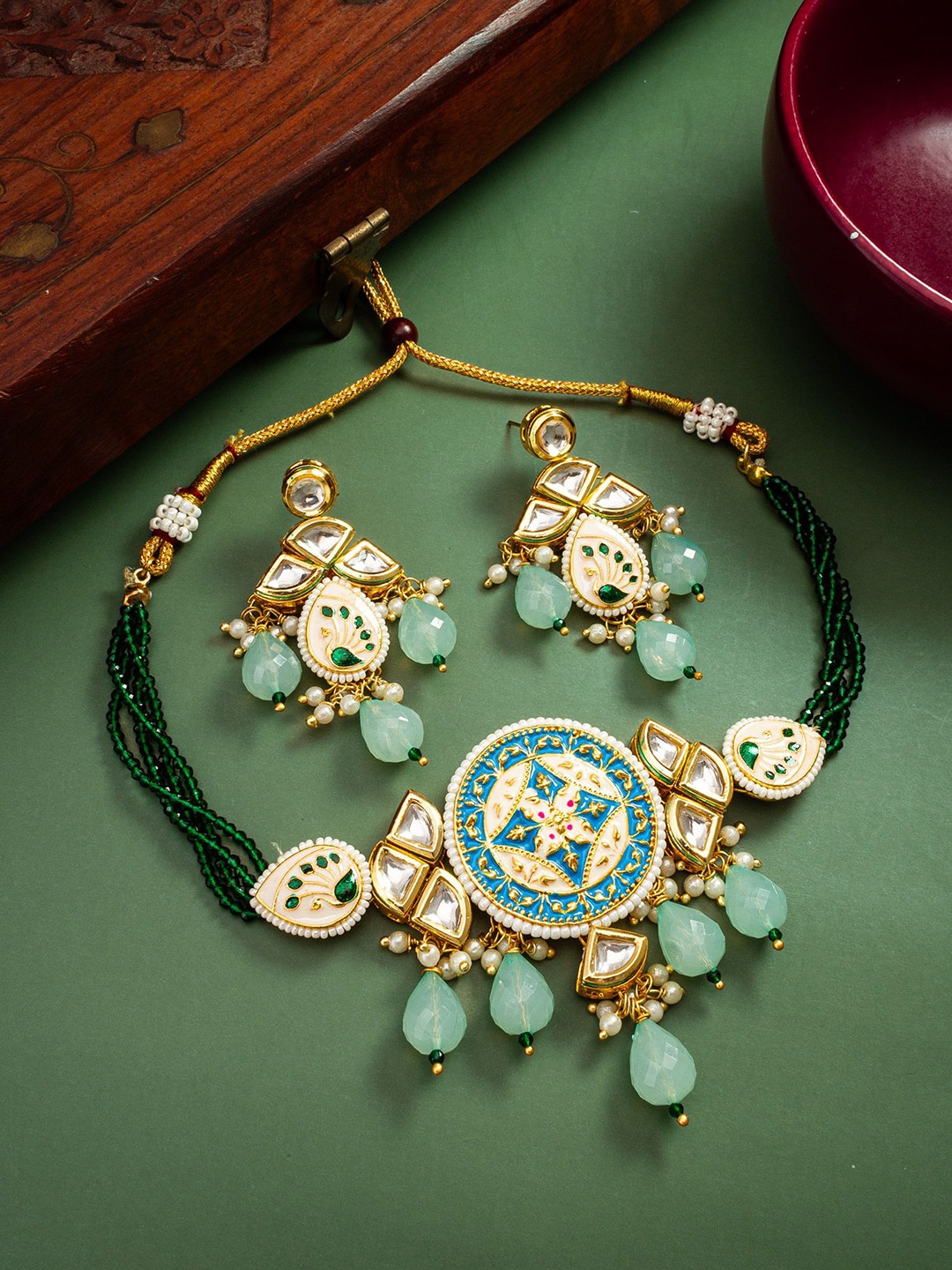

aadita Gold-Plated Kundan Studded & Beaded Jewellery Set