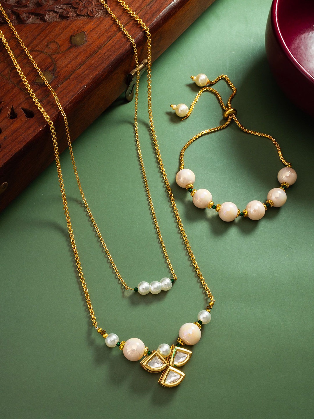 

aadita Gold-Plated Kundan Studded & Beaded Jewellery Set
