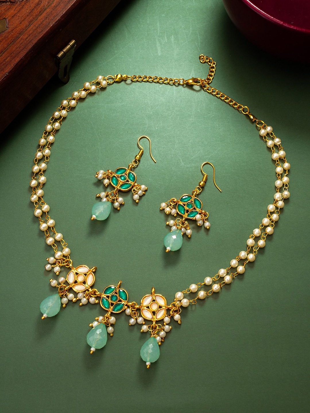 

aadita Gold-Plated Kundan Studded & Beaded Jewellery Set