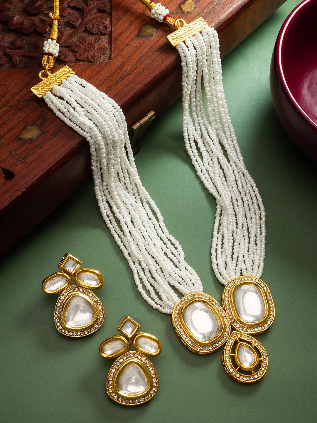 

aadita Gold-Plated Kundan Studded & Beaded Jewellery Set