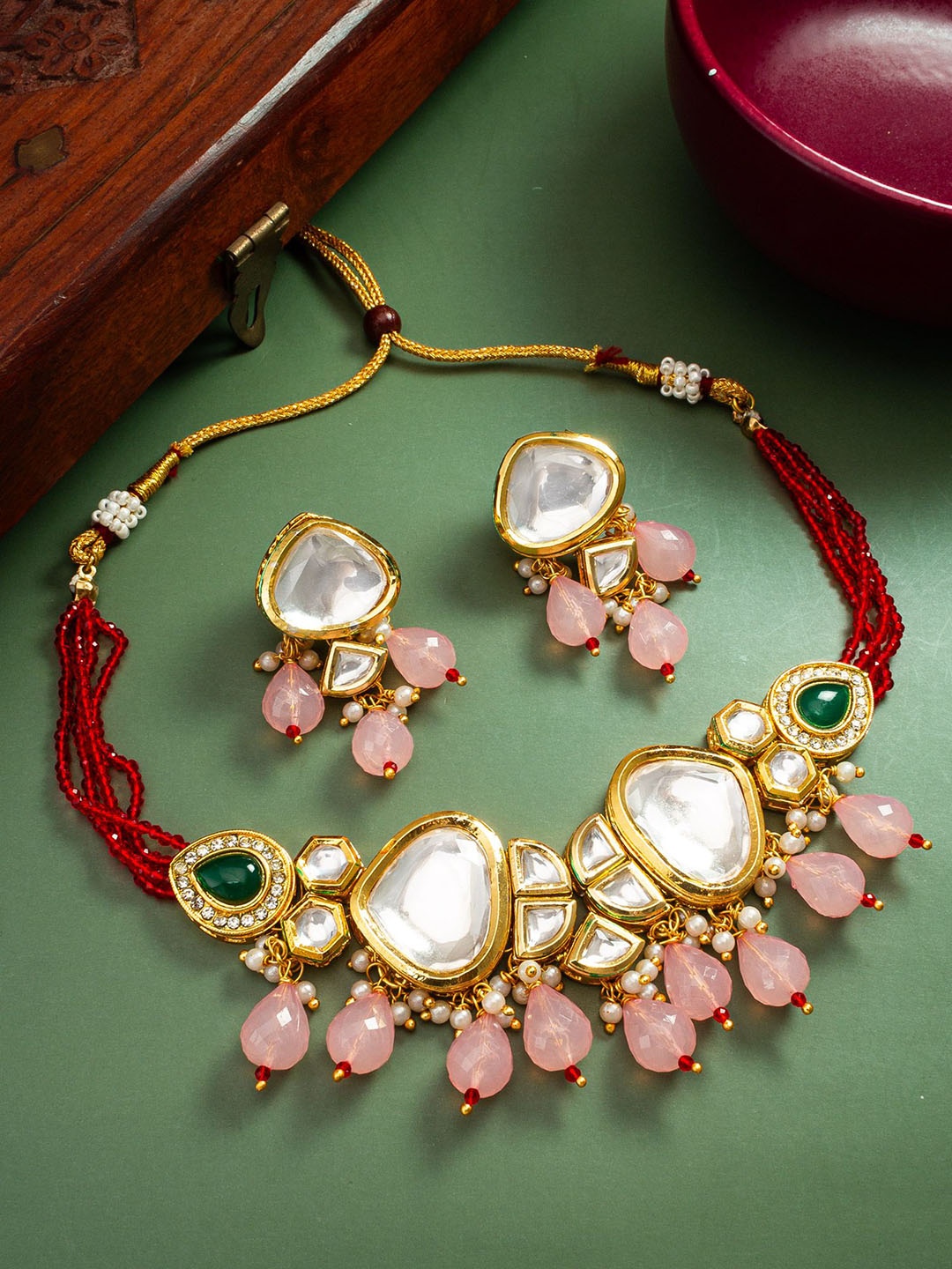 

aadita Gold-Plated Kundan Studded & Beaded Jewellery Set
