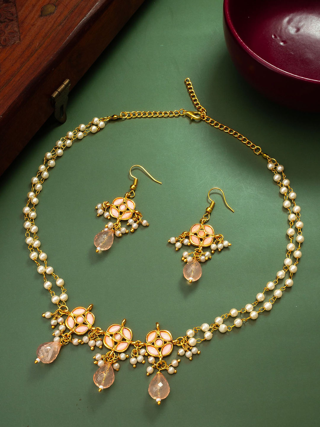 

aadita Gold-Plated Kundan Studded & Beaded Jewellery Set