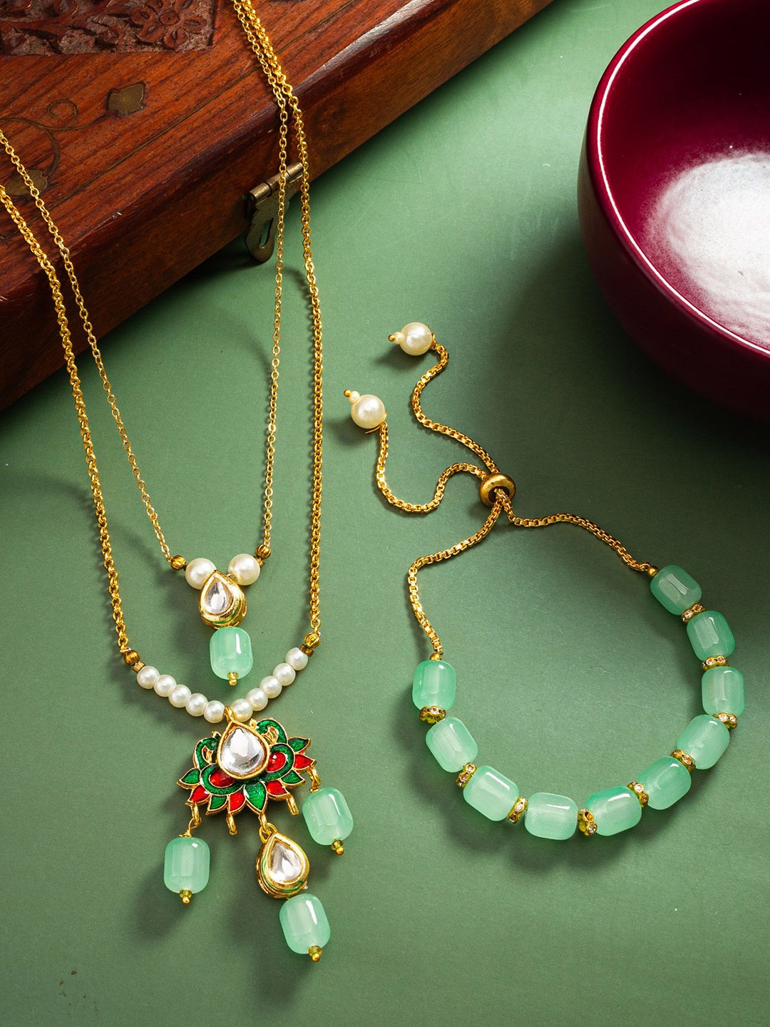 

aadita Gold-Plated Kundan Studded & Beaded Jewellery Set