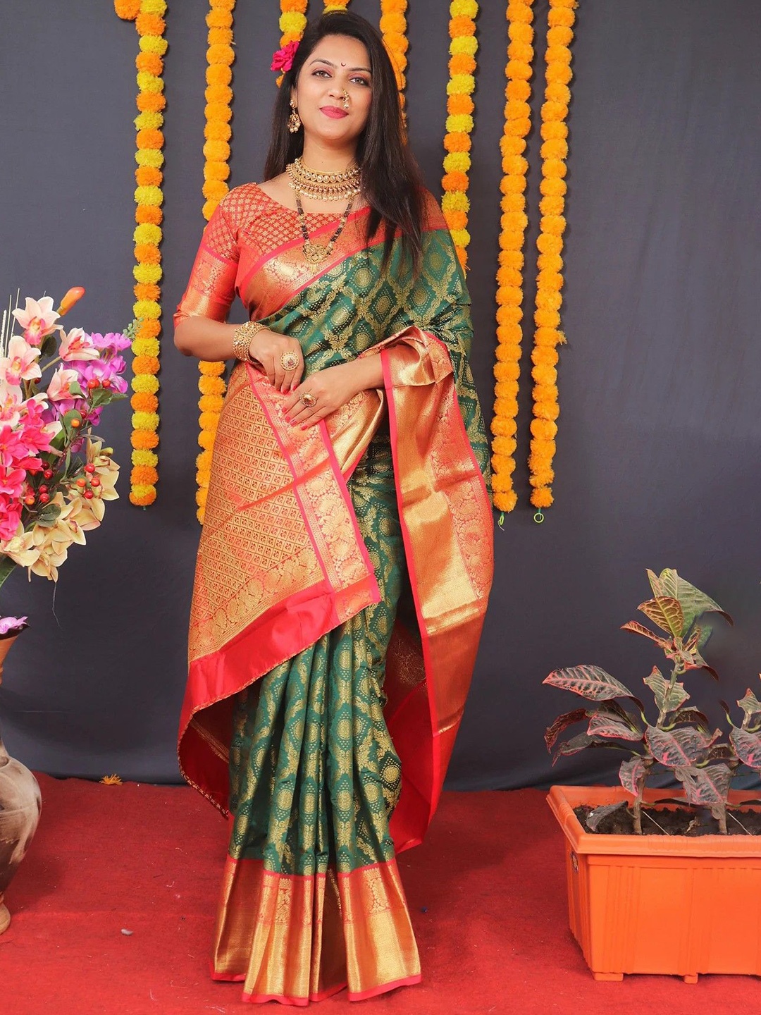 

Mitera Ethnic Motif Zari Woven Banarasi Saree, Green