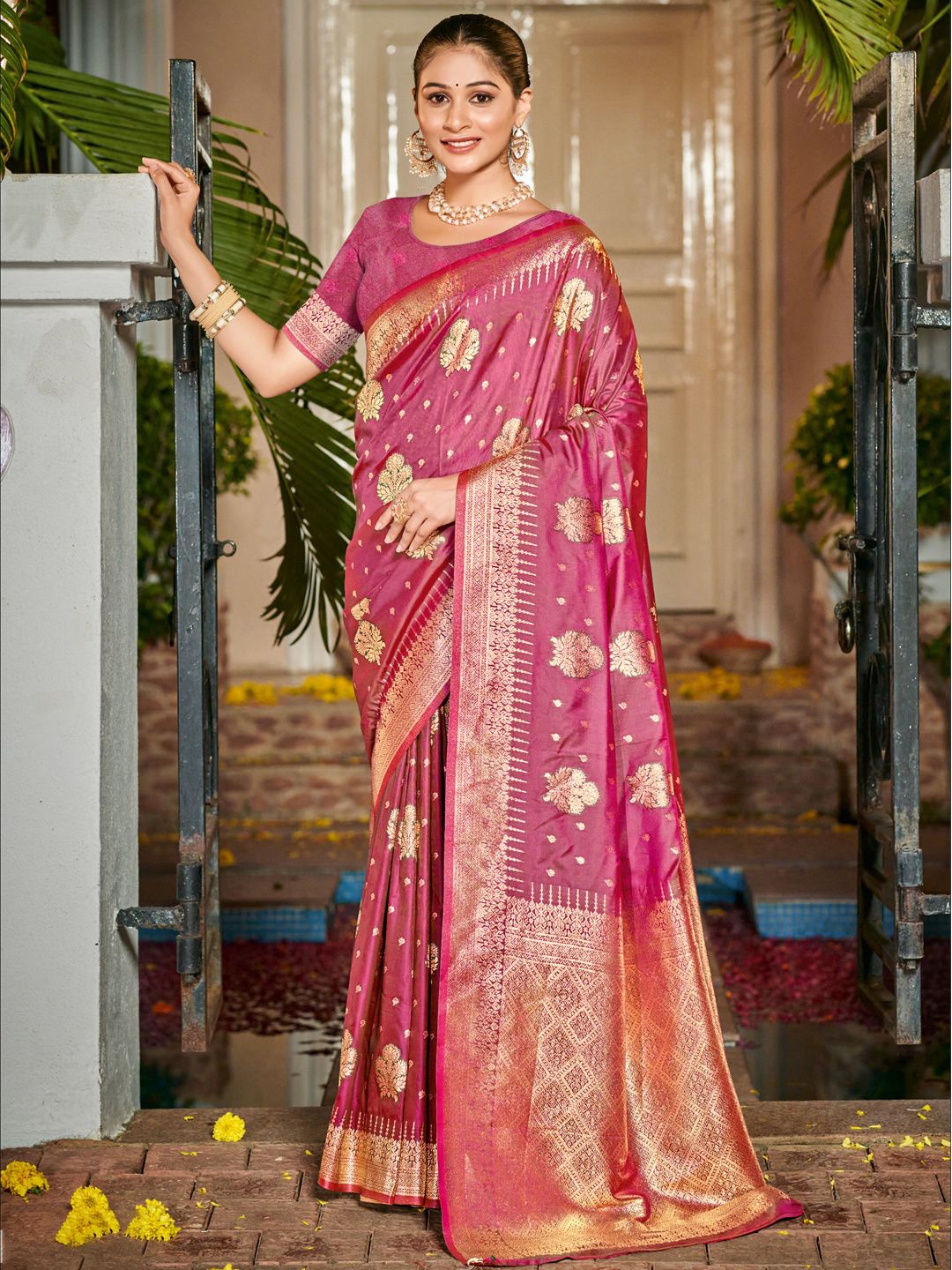 

Ishin Ethnic Motif Zari Woven Saree, Pink