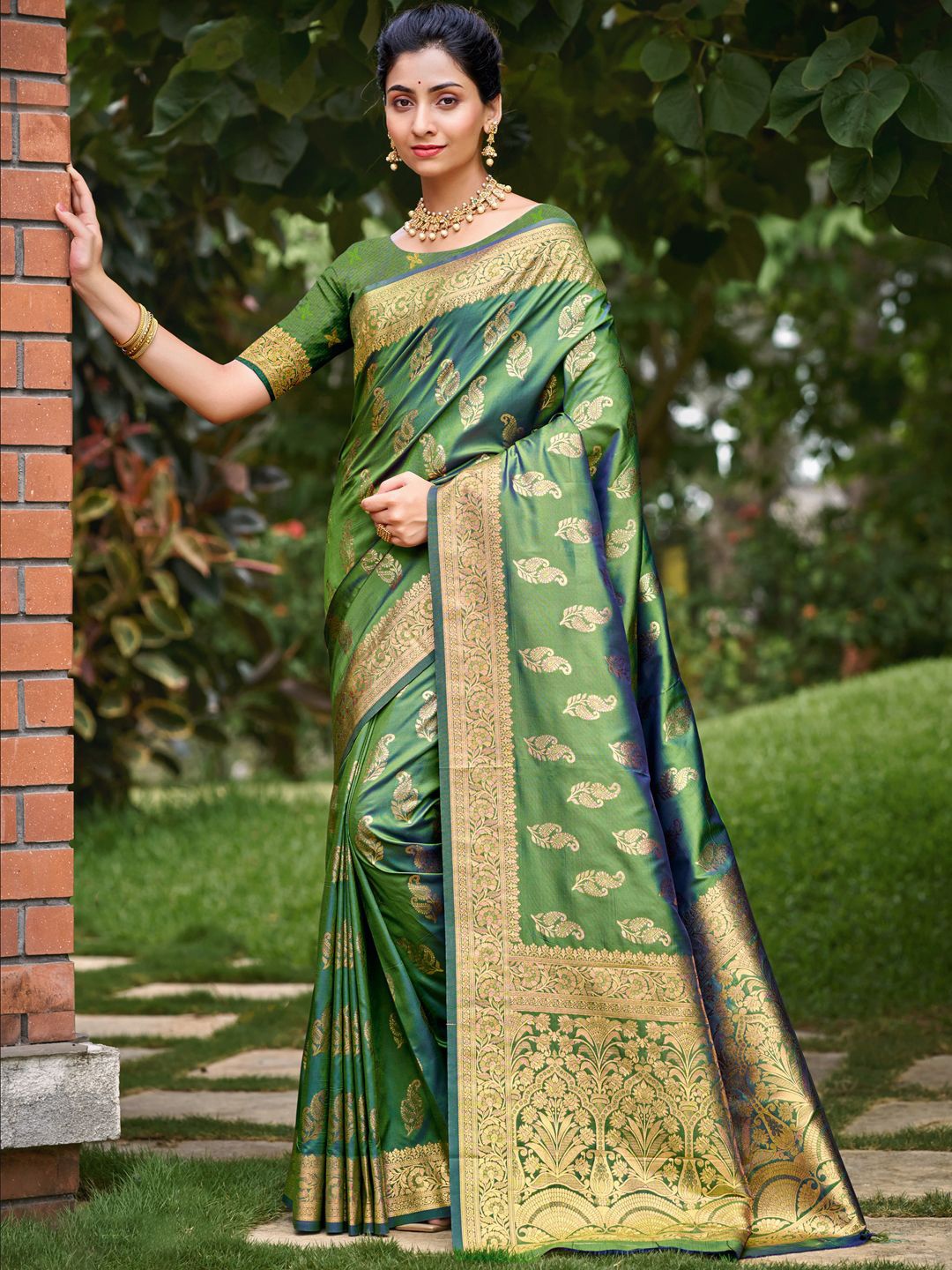 

Ishin Ethnic Motif Zari Woven Saree, Green