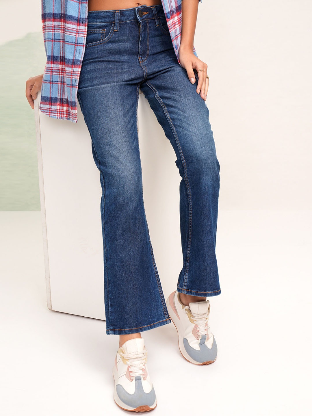 

Tokyo Talkies Women Bootcut Light Fade Stretchable Jeans, Blue